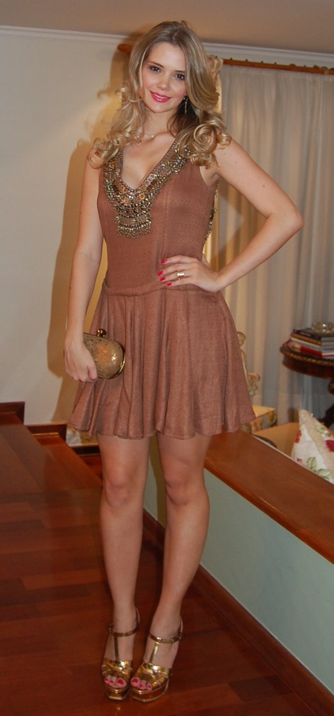 vestido-de-festa-curto-jaleco-e-salto-alto